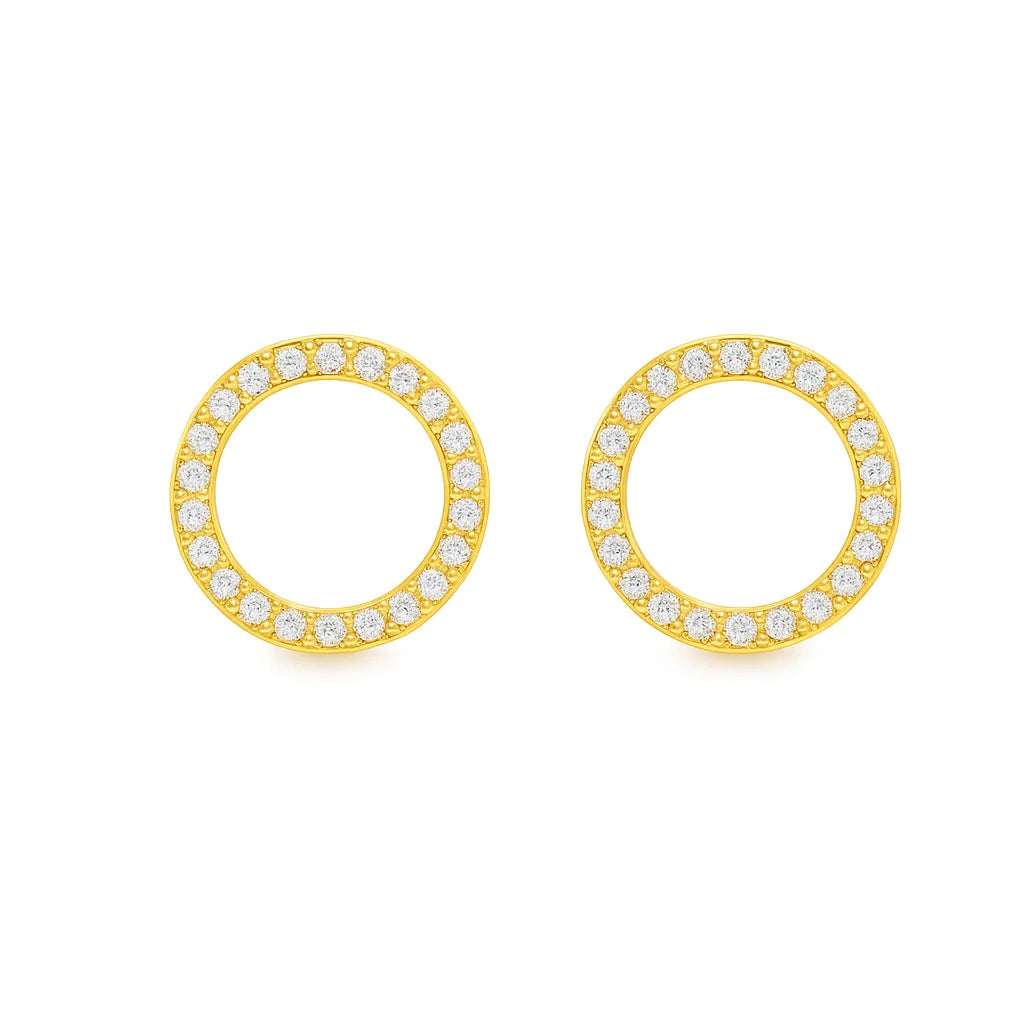 Goldene runde Ohrstecker mit funkelnden Zirkonia-Steinen im Kreisdesign, elegant und minimalistisch, als Paar frontal auf weißem Hintergrund dargestellt.