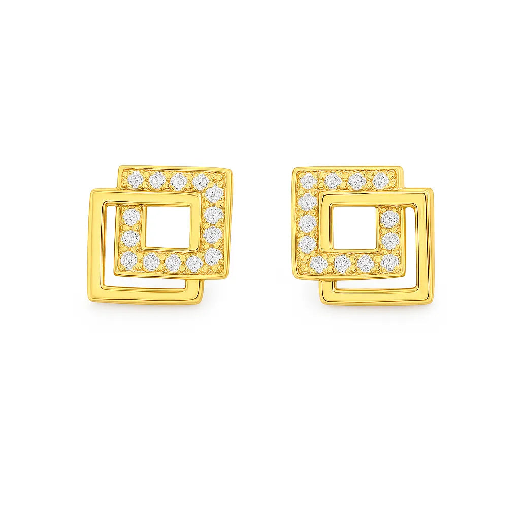 Ein Paar goldfarbene Ohrstecker im modernen Doppelquadrat-Design. Das äußere Quadrat ist mit funkelnden Zirkonia-Steinen besetzt, während das innere Quadrat glatt poliert ist. Beide Quadrate sind leicht versetzt angeordnet. Die Ohrstecker liegen symmetrisch nebeneinander auf einem weißen Hintergrund, professionell ausgeleuchtet und glänzend verarbeitet.