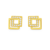 Ein Paar goldfarbene Ohrstecker im modernen Doppelquadrat-Design. Das äußere Quadrat ist mit funkelnden Zirkonia-Steinen besetzt, während das innere Quadrat glatt poliert ist. Beide Quadrate sind leicht versetzt angeordnet. Die Ohrstecker liegen symmetrisch nebeneinander auf einem weißen Hintergrund, professionell ausgeleuchtet und glänzend verarbeitet.