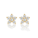 Paar goldener Blumenohrstecker, besetzt mit funkelnden weißen Steinen, mittig auf weißem Hintergrund platziert.