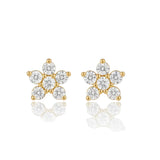 Paar goldener Blumenohrstecker, besetzt mit funkelnden weißen Steinen, mittig auf weißem Hintergrund platziert.