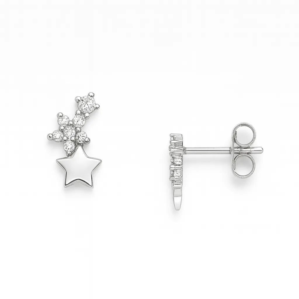 Ein Paar silberne Ohrstecker mit funkelnden Zirkonia-Steinen in Sternform. Einer der Ohrstecker ist von vorne zu sehen und zeigt mehrere kleine, glitzernde Steine, die einen größeren Sternanhänger zieren. Der andere Ohrstecker ist in der Seitenansicht dargestellt, mit sichtbarem Steckverschluss und Schmetterlingsverschluss. Beide liegen auf weißem Hintergrund, klar ausgeleuchtet und hochglanzpoliert.