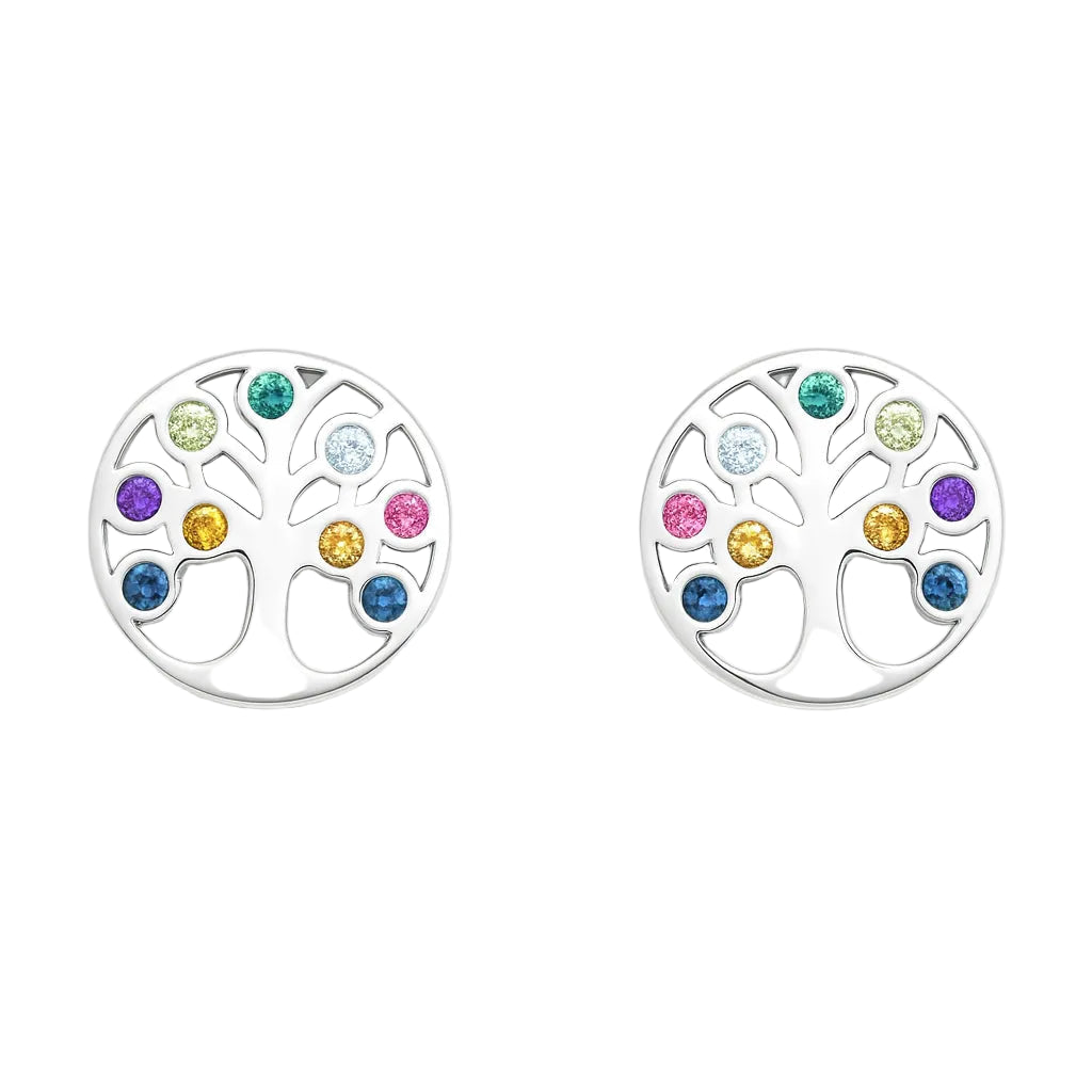 Ein Paar runde Ohrstecker aus poliertem Silber im Lebensbaum-Design. Die Äste des Baums sind mit bunten Zirkonia-Steinen in verschiedenen Farben – Blau, Grün, Gelb, Rosa, Lila und Hellblau – verziert. Die Ohrstecker liegen symmetrisch nebeneinander auf einem weißen Hintergrund, professionell ausgeleuchtet.