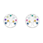Ein Paar runde Ohrstecker aus poliertem Silber im Lebensbaum-Design. Die Äste des Baums sind mit bunten Zirkonia-Steinen in verschiedenen Farben – Blau, Grün, Gelb, Rosa, Lila und Hellblau – verziert. Die Ohrstecker liegen symmetrisch nebeneinander auf einem weißen Hintergrund, professionell ausgeleuchtet.