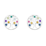 Ein Paar runde Ohrstecker aus poliertem Silber im Lebensbaum-Design. Die Äste des Baums sind mit bunten Zirkonia-Steinen in verschiedenen Farben – Blau, Grün, Gelb, Rosa, Lila und Hellblau – verziert. Die Ohrstecker liegen symmetrisch nebeneinander auf einem weißen Hintergrund, professionell ausgeleuchtet.