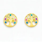 Ein Paar vergoldete Ohrstecker in runder Form mit Lebensbaum-Design. Die Äste des Baums sind mit farbigen Zirkonia-Steinen in Blau, Grün, Gelb, Pink, Violett und Weiß besetzt. Beide Ohrstecker liegen nebeneinander auf einem weißen Hintergrund, sind hochglanzpoliert und zeigen feine Details in der Goldoberfläche.