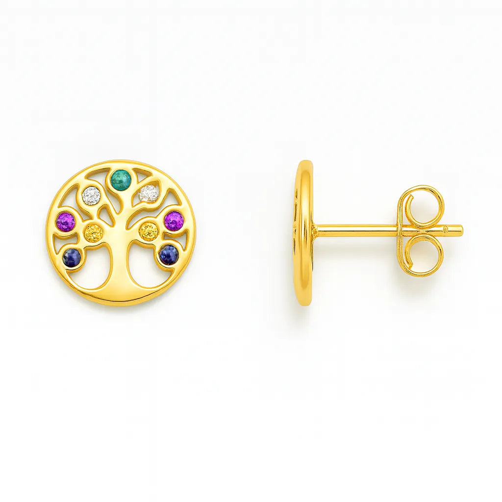 Ein Paar vergoldete Ohrstecker in runder Form mit Lebensbaum-Design. Die Äste des Baums sind mit farbigen Zirkonia-Steinen in Blau, Grün, Gelb, Violett und Weiß verziert. Einer der Ohrstecker ist von vorne zu sehen, der andere in der Seitenansicht mit sichtbarem Steckverschluss. Beide liegen auf weißem Hintergrund, professionell ausgeleuchtet und glänzend poliert.
