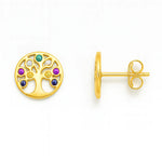 Ein Paar vergoldete Ohrstecker in runder Form mit Lebensbaum-Design. Die Äste des Baums sind mit farbigen Zirkonia-Steinen in Blau, Grün, Gelb, Violett und Weiß verziert. Einer der Ohrstecker ist von vorne zu sehen, der andere in der Seitenansicht mit sichtbarem Steckverschluss. Beide liegen auf weißem Hintergrund, professionell ausgeleuchtet und glänzend poliert.