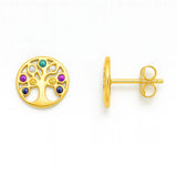 Ein Paar vergoldete Ohrstecker in runder Form mit Lebensbaum-Design. Die Äste des Baums sind mit farbigen Zirkonia-Steinen in Blau, Grün, Gelb, Violett und Weiß verziert. Einer der Ohrstecker ist von vorne zu sehen, der andere in der Seitenansicht mit sichtbarem Steckverschluss. Beide liegen auf weißem Hintergrund, professionell ausgeleuchtet und glänzend poliert.