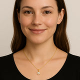 Nahaufnahme einer lächelnden jungen Frau mit langen braunen Haaren und einer zierlichen goldenen Halskette mit sternförmigem Anhänger