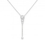 Feine Damen Halskette aus 925 Sterling Silber mit Y-Anhänger: drei rund gefasste Zirkonia in absteigender Größe und kurze herabhängende Kette mit Solitär-Zirkonia, vor weißem Hintergrund.