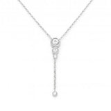 Feine Damen Halskette aus 925 Sterling Silber mit Y-Anhänger: drei rund gefasste Zirkonia in absteigender Größe und kurze herabhängende Kette mit Solitär-Zirkonia, vor weißem Hintergrund.