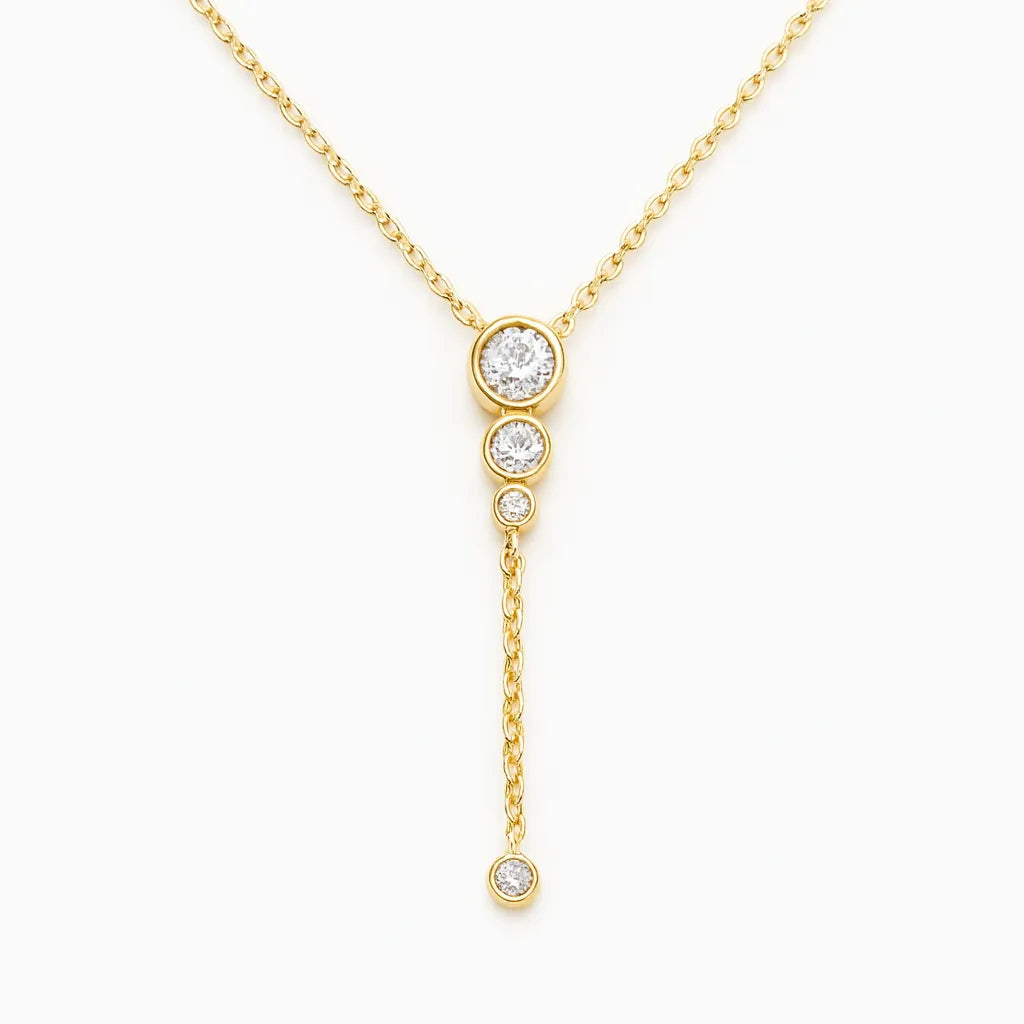 Vergoldete Damen Halskette im Y-Design mit vier runden Zirkonia Steinen, filigrane Goldkette mit Anhänger, eleganter Halsschmuck für Alltag und besondere Anlässe.