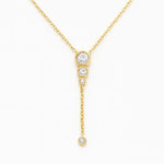 Vergoldete Damen Halskette im Y-Design mit vier runden Zirkonia Steinen, filigrane Goldkette mit Anhänger, eleganter Halsschmuck für Alltag und besondere Anlässe.