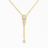 Vergoldete Damen Halskette im Y-Design mit vier runden Zirkonia Steinen, filigrane Goldkette mit Anhänger, eleganter Halsschmuck für Alltag und besondere Anlässe.