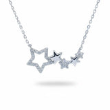 Damen Halskette aus 925 Sterling Silber mit mehreren miteinander verbundenen Sternanhängern, teils pavé mit klaren Zirkonia besetzt, freigestellt auf weißem Hintergrund.