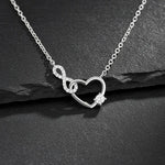 Feine Damen Halskette aus 925 Sterling Silber mit Herz-und-Unendlichkeitsanhänger, besetzt mit funkelnden Zirkonia und rundem Solitärstein, edel inszeniert auf schwarzem Schiefer.