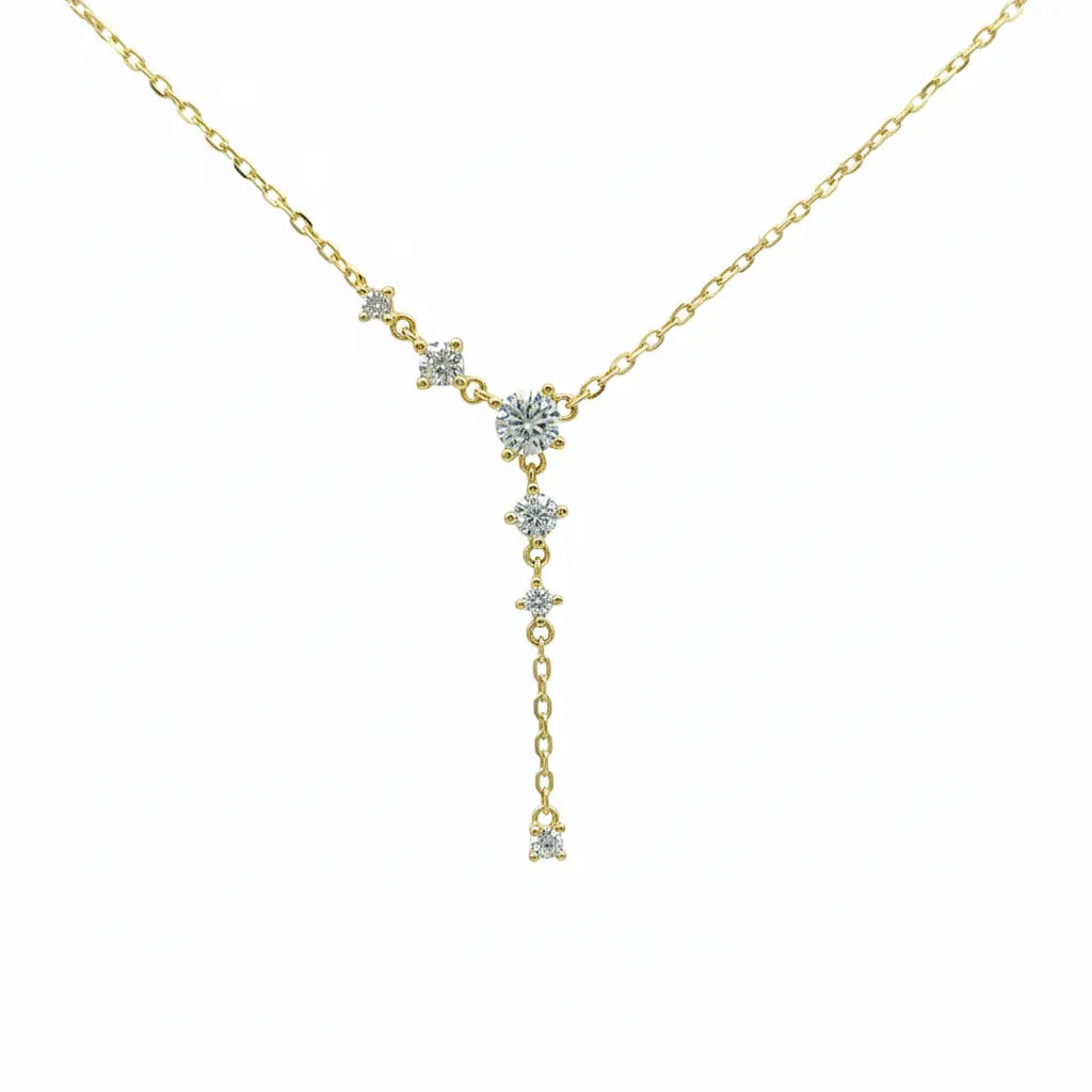 Elegante goldene Y-Kette mit funkelnden, runden Zirkonia-Steinen in Krappenfassung, die kaskadenförmig am Hals und an einem herunterhängenden Kettenteil angeordnet sind. Ein zeitloses Schmuckstück für Damen, perfekt für besondere Anlässe.