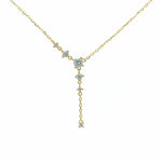 Elegante goldene Y-Kette mit funkelnden, runden Zirkonia-Steinen in Krappenfassung, die kaskadenförmig am Hals und an einem herunterhängenden Kettenteil angeordnet sind. Ein zeitloses Schmuckstück für Damen, perfekt für besondere Anlässe.