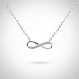 Feine Damen Halskette aus 925 Sterling Silber mit elegantem Infinity-Anhänger, teilweise besetzt mit funkelnden klaren Zirkonia-Steinen, freigestellt vor hellem Studiohintergrund.