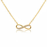 Vergoldete Damen Halskette mit filigranem Infinity-Anhänger, teilweise mit klaren Zirkonia-Steinen besetzt, Symbol für ewige Liebe, freigestellt auf weißem Hintergrund.