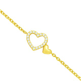 Vergoldetes Armband mit filigraner Gliederkette, offenem Herzanhänger mit Zirkonia-Steinen und kleinem, poliertem Herz auf hellem Hintergrund.