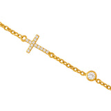 Vergoldetes Armband mit feiner Gliederkette, funkelndem Kreuzanhänger mit Zirkonia-Steinen und rundem Zirkonia-Element auf hellem Hintergrund.