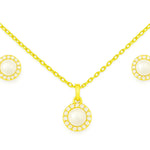 Vergoldetes Schmuckset mit Halskette und Ohrsteckern, jeweils mit runder, weißer Perle in goldener Fassung und funkelnden Zirkonia-Steinen auf weißem Hintergrund.