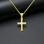 Goldene Halskette mit funkelndem Kreuzanhänger, besetzt mit klaren Zirkonia-Steinen auf dunklem Hintergrund – elegantes, modernes Schmuckdesign aus 925 Sterling Silber.