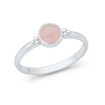 Ein eleganter Silberring mit rundem, zartrosa Rosenquarz-Cabochon in glatter Fassung. Die feinen Silberdetails an den Seiten unterstreichen das feminine Design und verleihen dem Ring einen zeitlos-schlichten Look. Ideal für Liebhaberinnen von dezentem, natürlichen Schmuck.