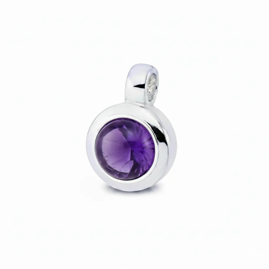 Runder 925er Silberanhänger Basic-Mini mit violettem Amethyst-Cabochon, eleganter minimalistischer Schmuck für Damen.