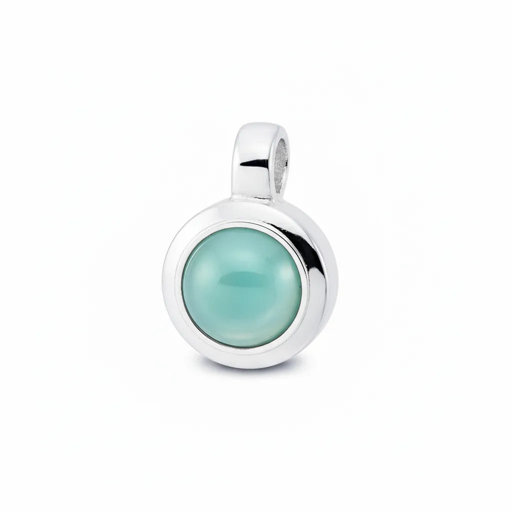 Silberner Anhänger mit rundem aqua-blauen Calcedon-Cabochon im minimalistischen Design.
