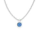 Silberkette mit rundem Anhänger aus blauem Chalcedon im Cabochon-Schliff – eleganter, handgefertigter Damenschmuck mit sanft schimmerndem Edelstein in kühlem Himmelblau.