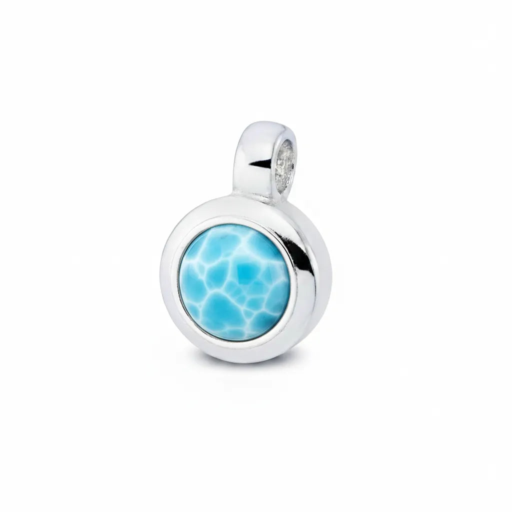 Runder Anhänger aus 925 Sterling Silber mit himmelblauem Larimar-Cabochon in markanter Maserung.