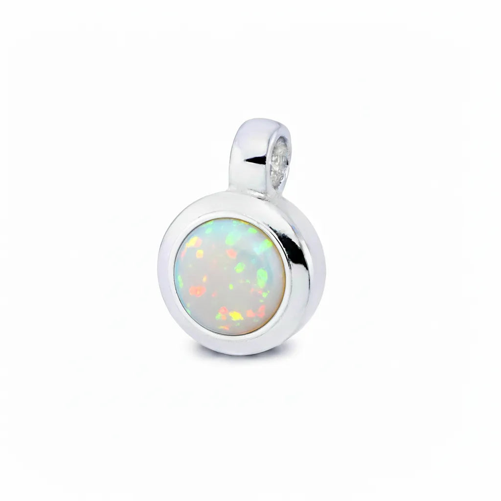 Runder Anhänger aus 925 Sterling Silber mit schimmerndem Opal-Cabochon in irisierenden Farben.