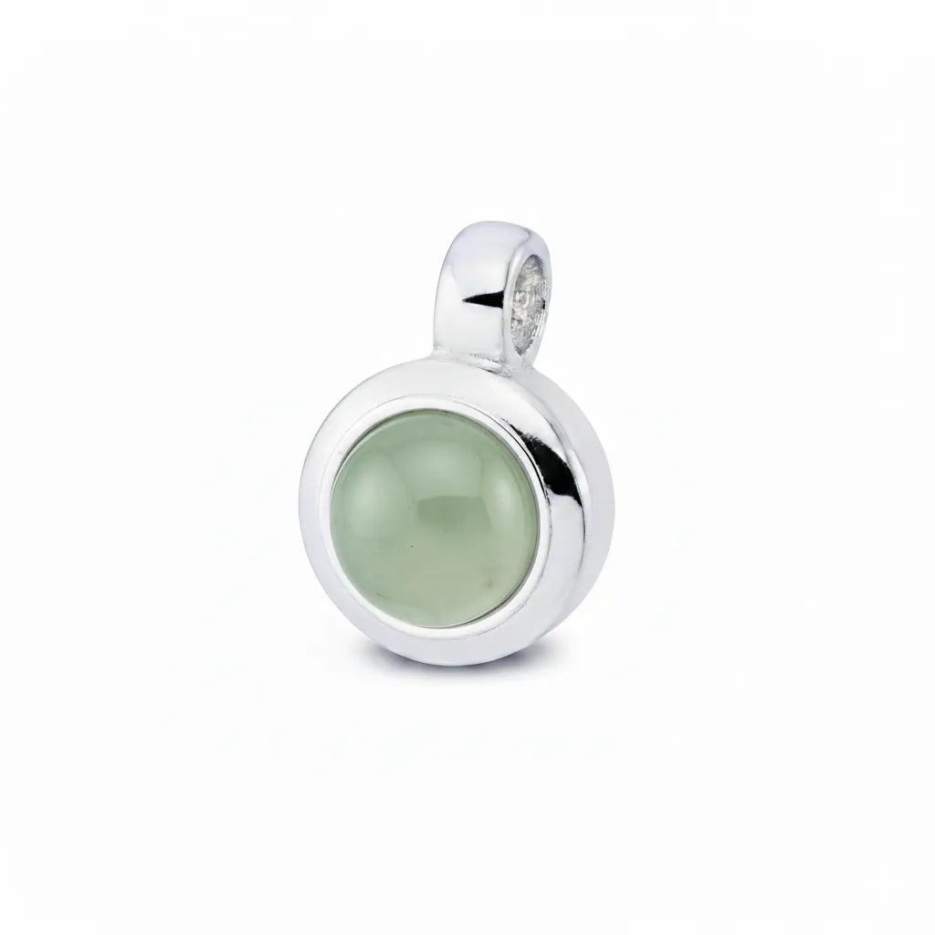 Silberanhänger mit rundem Prehnit-Cabochon in sanftem Hellgrün.