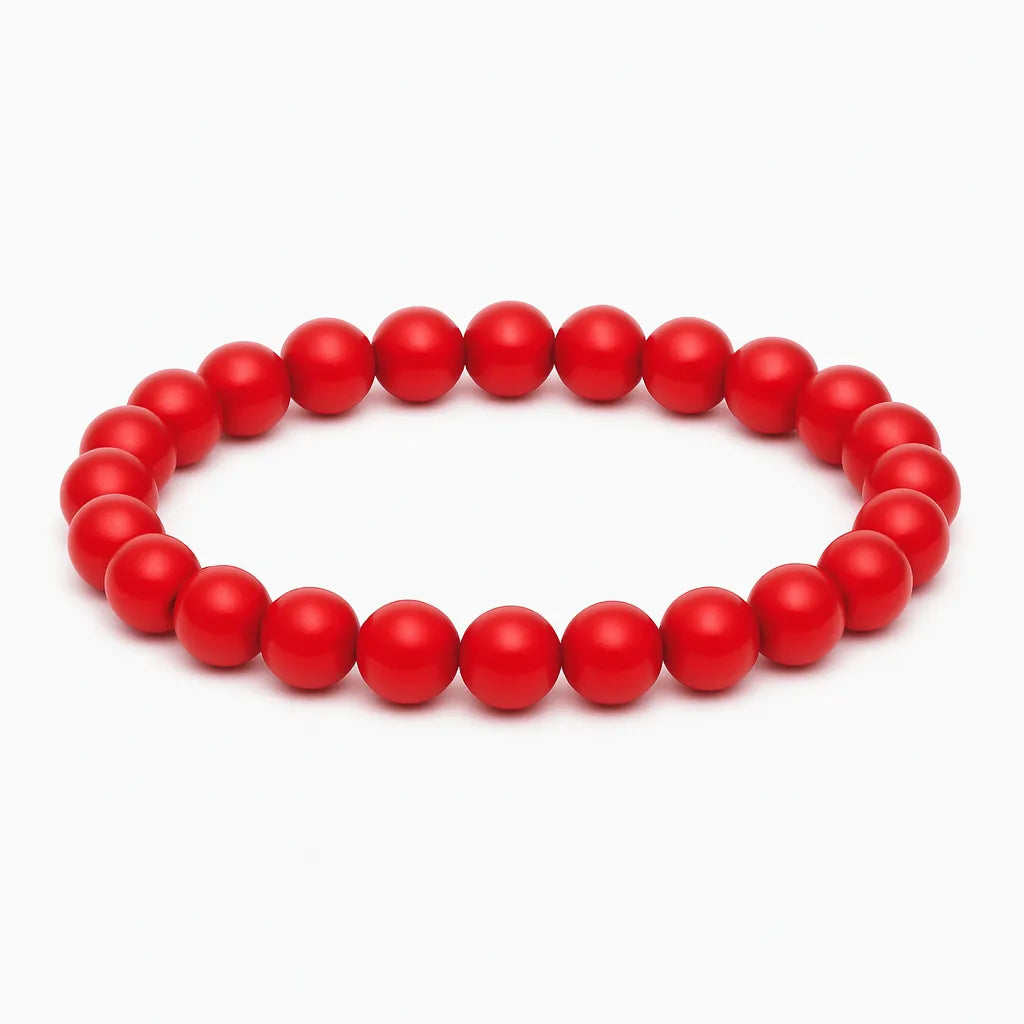 Rotes Perlenarmband aus glänzenden, runden Perlen auf elastischem Band, kreisförmig angeordnet vor reinweißem Hintergrund.