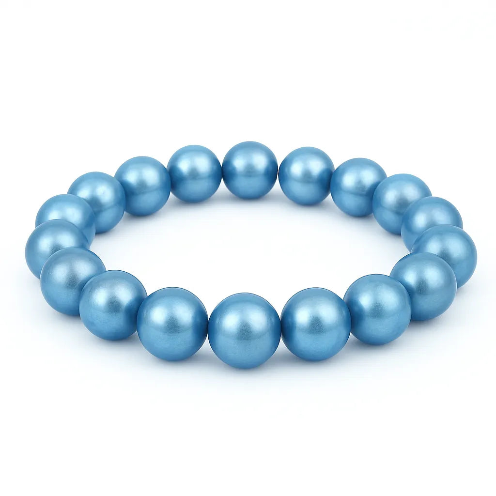 Elastisches Armband aus runden, glänzenden Perlen in schimmerndem Hellblau auf weißem Hintergrund.