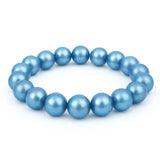 Elastisches Armband aus runden, glänzenden Perlen in schimmerndem Hellblau auf weißem Hintergrund.