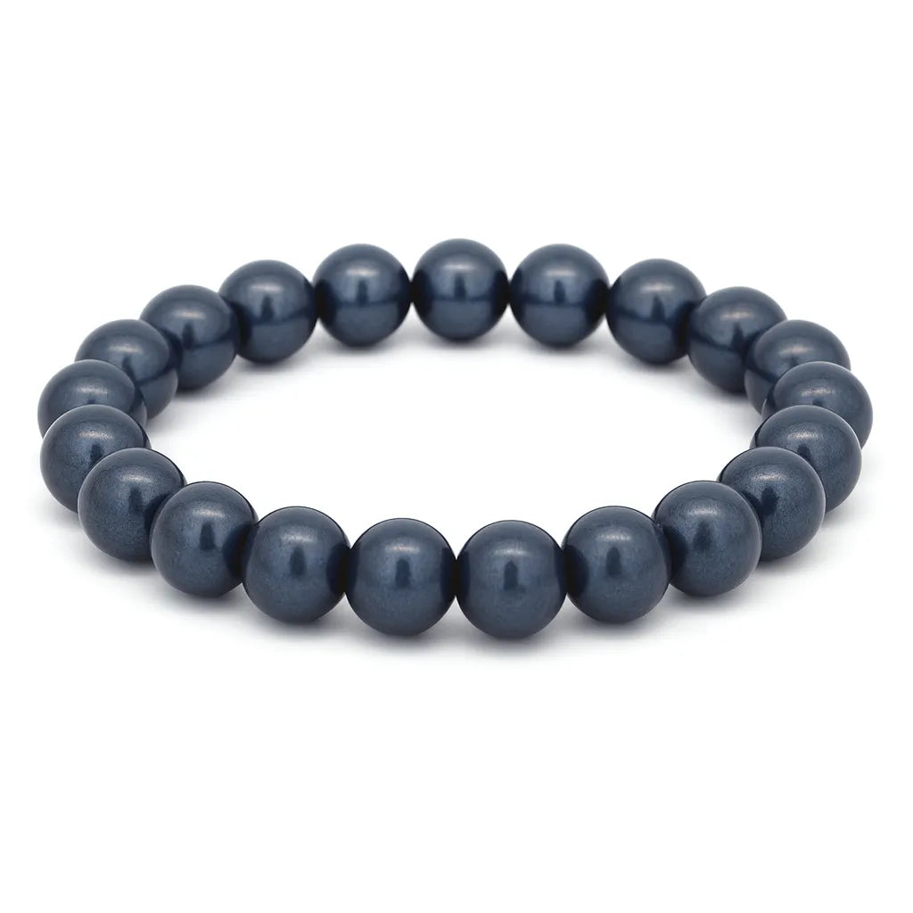 Elastisches Armband aus runden, glänzenden dunkelgrauen Perlen auf weißem Hintergrund.