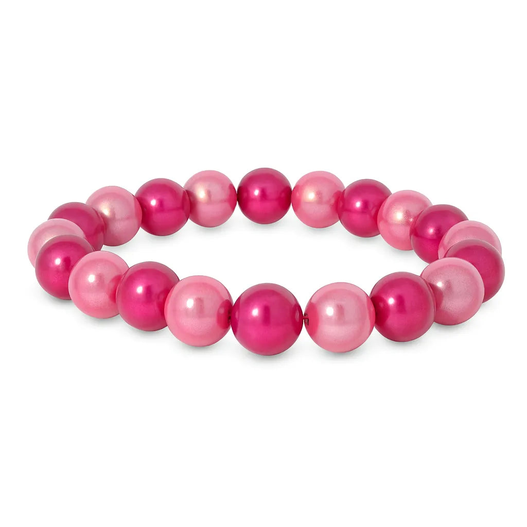Ein elegantes Armband aus glänzenden rosa und pinken Perlen in wechselnden Farbtönen, kreisförmig angeordnet auf elastischem Band, vor reinweißem Hintergrund.