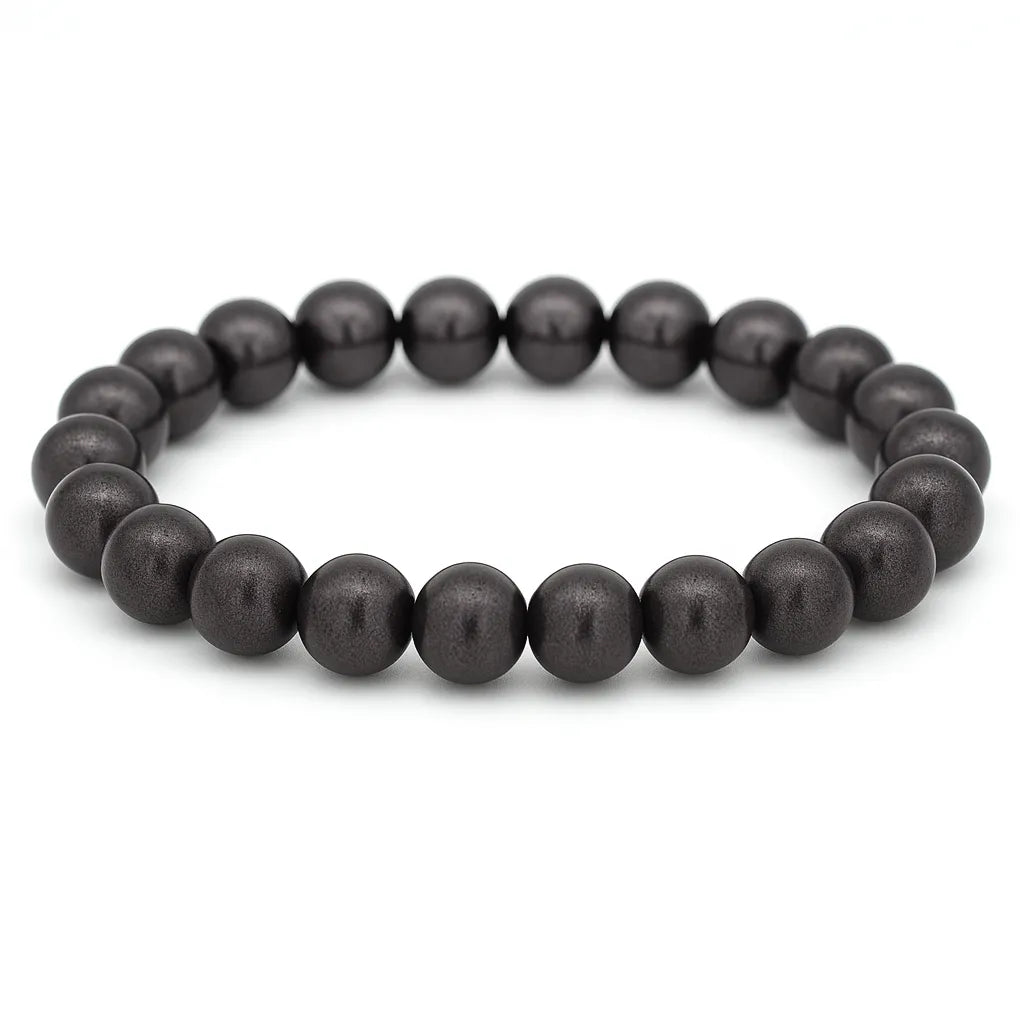 Elastisches Armband aus runden, glänzenden Perlen in tiefem Dunkelgrau auf weißem Hintergrund.