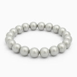 Silbergraues Perlenarmband in runder Form, bestehend aus gleichmäßig glänzenden Perlen auf elastischem Band, freigestellt auf weißem Hintergrund.