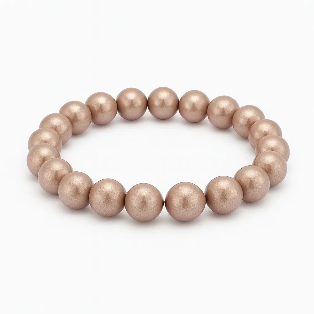 Perlenarmband in zartem Taupe-Ton mit glänzenden, runden Kugelperlen auf elastischem Band.