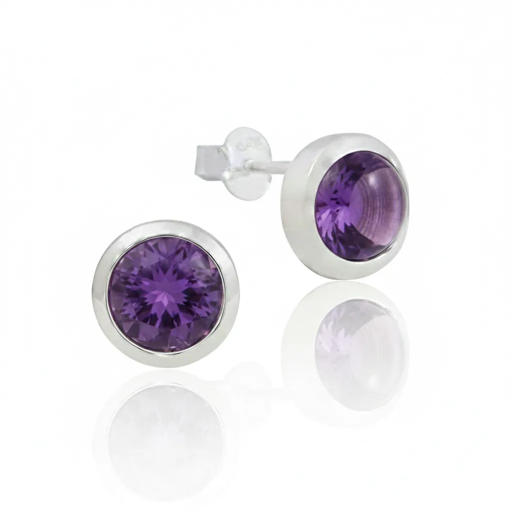 Elegante Damenohrstecker aus 925er Sterlingsilber mit rundem Amethyst Edelstein.