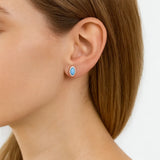 Nahaufnahme eines Ohrs mit einem eleganten Ohrstecker in Marquiseform aus 925er Sterlingsilber, besetzt mit einem himmelblauen Larimar-Cabochon. Der sanft glänzende Stein verleiht dem Ohrschmuck eine frische, edle Ausstrahlung.