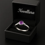 Silberring mit 4 mm violettem Amethyst in offener schwarzen Schmuckschachtel mit Novellara Logo im Deckel, edles Schmuck Geschenk und Produktdarstellung.