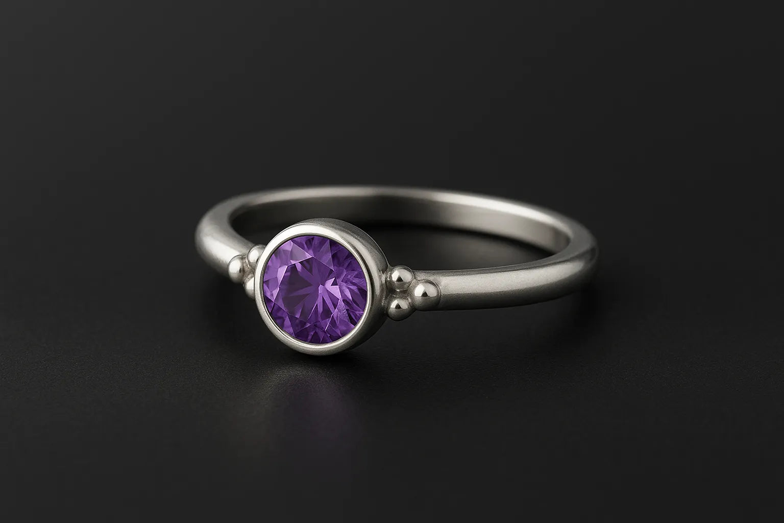 Silberring mit 4 mm rund facettiertem violettem Amethyst in Zargenfassung, Damenring aus 925 Sterling Silber mit Kugel-Details, edel präsentiert auf schwarzem Hintergrund.