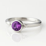 Eleganter Silberring mit 4 mm rund facettiertem Amethyst in Zargenfassung und dekorativen Silberkügelchen, Sterling Silber 925, Produktfoto Schmuck.