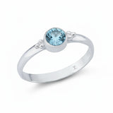 Eleganter Damenring aus 925er Sterlingsilber mit rundem Blautopas Edelstein in Zargenfassung.